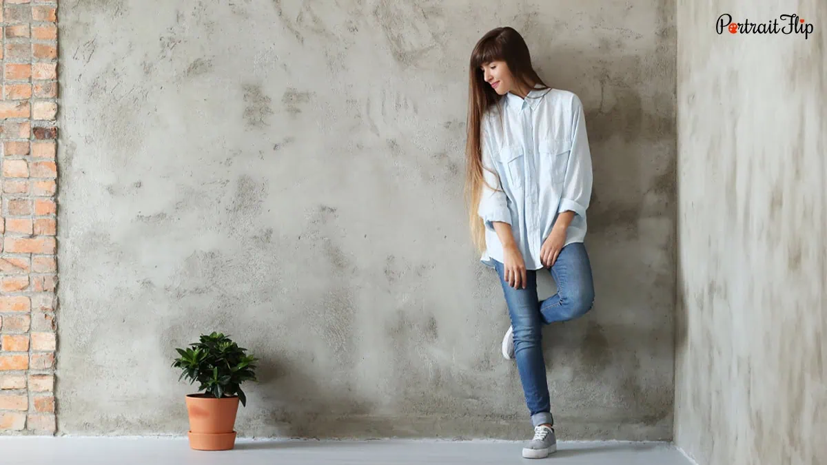 a woman posing with a minimalist background. 